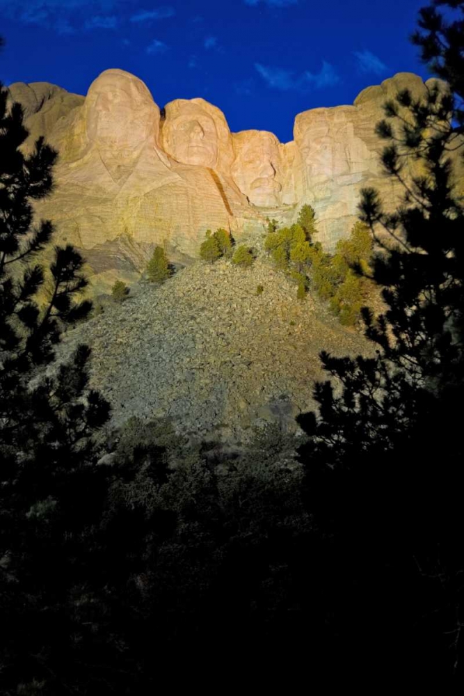 SD, Mount Rushmore lit at twilight